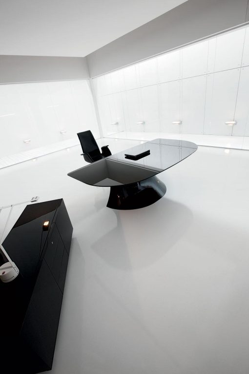 Ola Total Black est un bureau en verre noir au fort impact visuel et très haut de gamme. Découvrez la collection de bureaux avec plateau en verre.