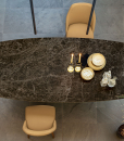 Le plateau en finition Dark Emperador et les formes du top et de la base, donnent élégance à cette table à manger en céramique exceptionnelle. Made in Italy