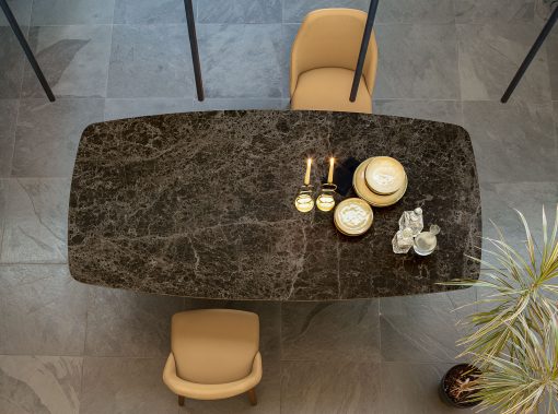 Le plateau en finition Dark Emperador et les formes du top et de la base, donnent élégance à cette table à manger en céramique exceptionnelle. Made in Italy