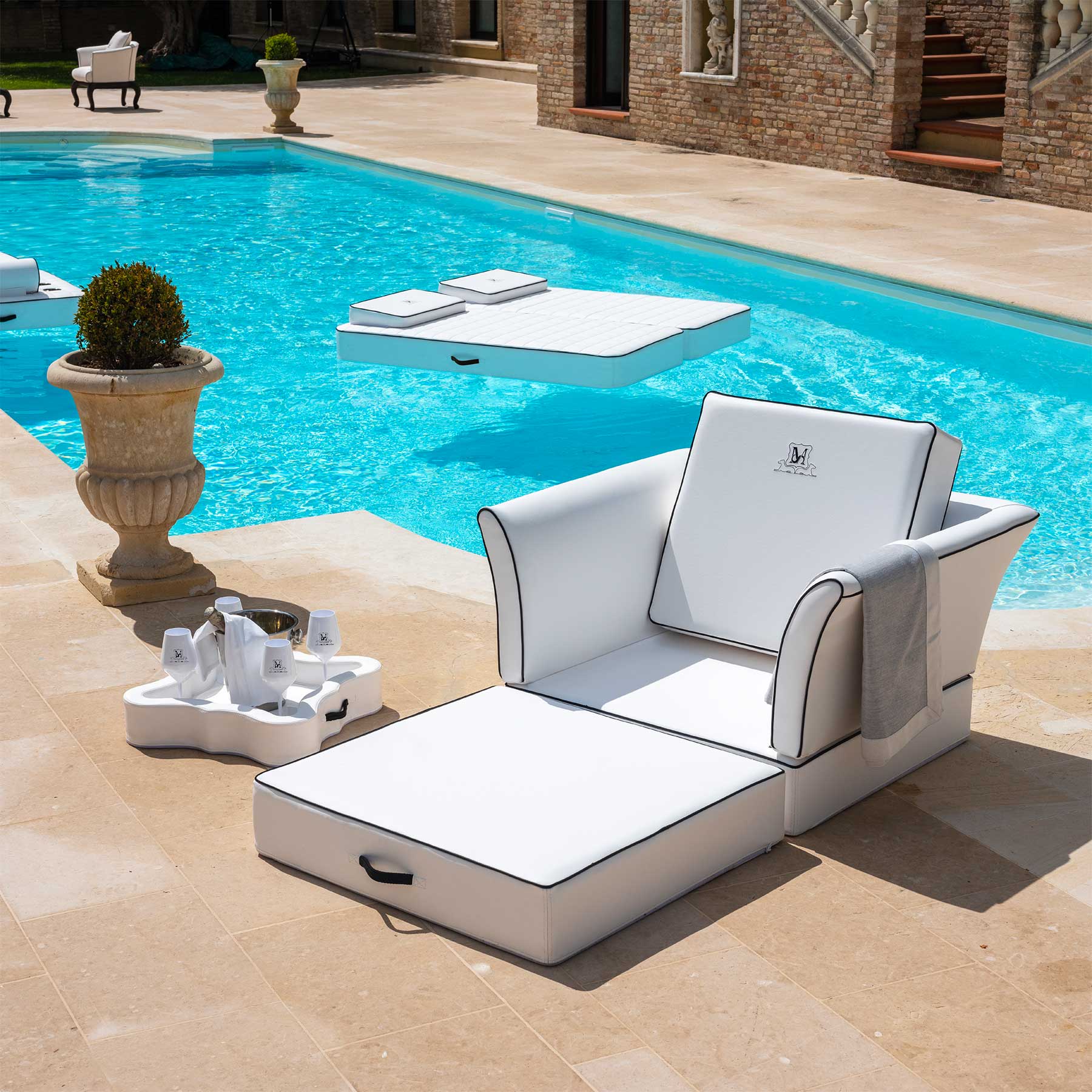 Profitez au maximum de votre piscine avec un fauteuil flottant blanc d'exception. Meubles de jardin de haute qualité en vente en ligne livrés à domicile.