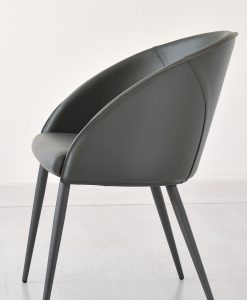 The double use of hide leather for its backrest and soft leather or eco-leather for its seat, create a unique padded armchair, modern and elegant.