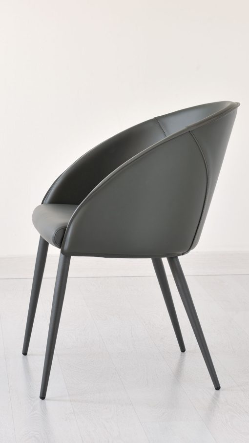 The double use of hide leather for its backrest and soft leather or eco-leather for its seat, create a unique padded armchair, modern and elegant.