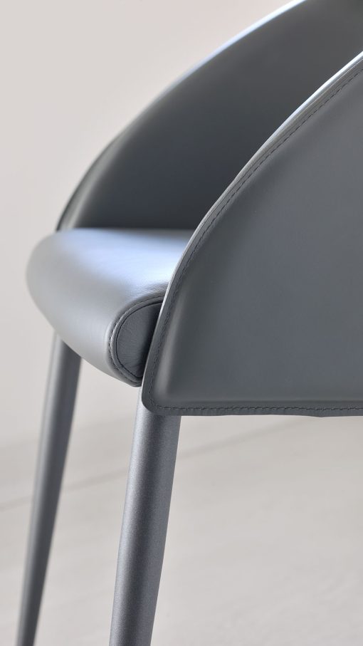 The double use of hide leather for its backrest and soft leather or eco-leather for its seat, create a unique padded armchair, modern and elegant.