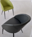 The double use of hide leather for its backrest and soft leather or eco-leather for its seat, create a unique padded armchair, modern and elegant.