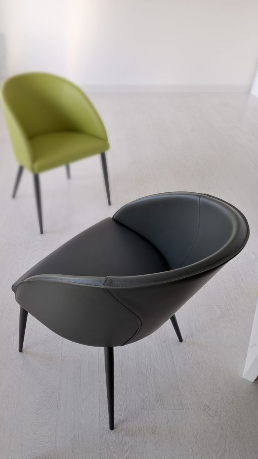 The double use of hide leather for its backrest and soft leather or eco-leather for its seat, create a unique padded armchair, modern and elegant.