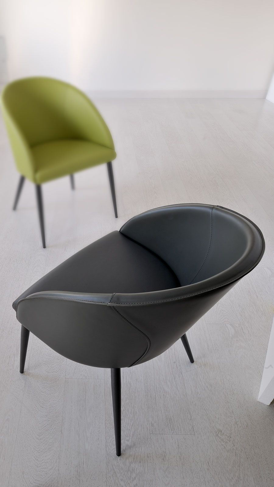Cuir rigide pour le dossier et cuir souple (ou eco-cuir) pour l'assise. Un fauteuil rembourré pratique et comfortable pour toute utilisation. Vente en ligne