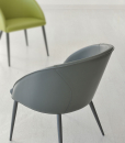 The double use of hide leather for its backrest and soft leather or eco-leather for its seat, create a unique padded armchair, modern and elegant.