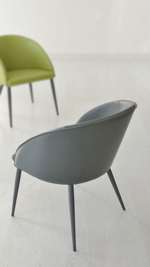 The double use of hide leather for its backrest and soft leather or eco-leather for its seat, create a unique padded armchair, modern and elegant.