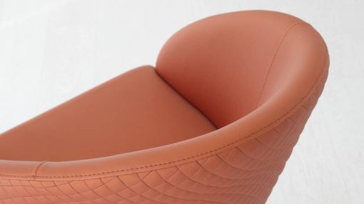 Un travail du tissu remarquable pour un fauteuil rembourré matelassé élégant et moderne. Plusieures couleurs au choix. Vente en ligne, livraison à domicile.