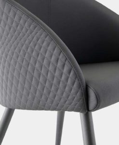 Un travail du tissu remarquable pour un fauteuil rembourré matelassé élégant et moderne. Plusieures couleurs au choix. Vente en ligne, livraison à domicile.