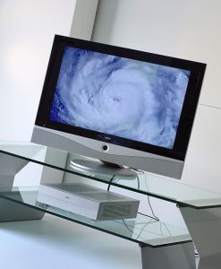 Acciaio e vetro trasparente. Tornado è un porta TV affascinante e molto pratico. Design di Paolo Benevelli. Acquisto on-line, Consegna a domicilio gratuita.