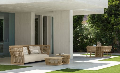 Table ronde de jardin originale en aluminium et corde beige. Vente en ligne de meubles design pour terrasses et balcons. Mobilier d'extérieur haut de gamme.