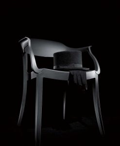 Le petit fauteuil en polypropylène Sarah, réalisé artisanalement en Italie est pratique, léger et solide. Découvrez la collection de chaises empilables pour la salle à manger ou le bureau.