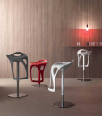 Sgabello dalle forme fluide e moderne, regolabile e girevole, in poliuretano ignifugo. Nero, bianco, grigio o rosso. Base rotonda cromata. Consegna gratuita