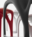 Sgabello dalle forme fluide e moderne, regolabile e girevole, in poliuretano ignifugo. Nero, bianco, grigio o rosso. Base rotonda cromata. Consegna gratuita