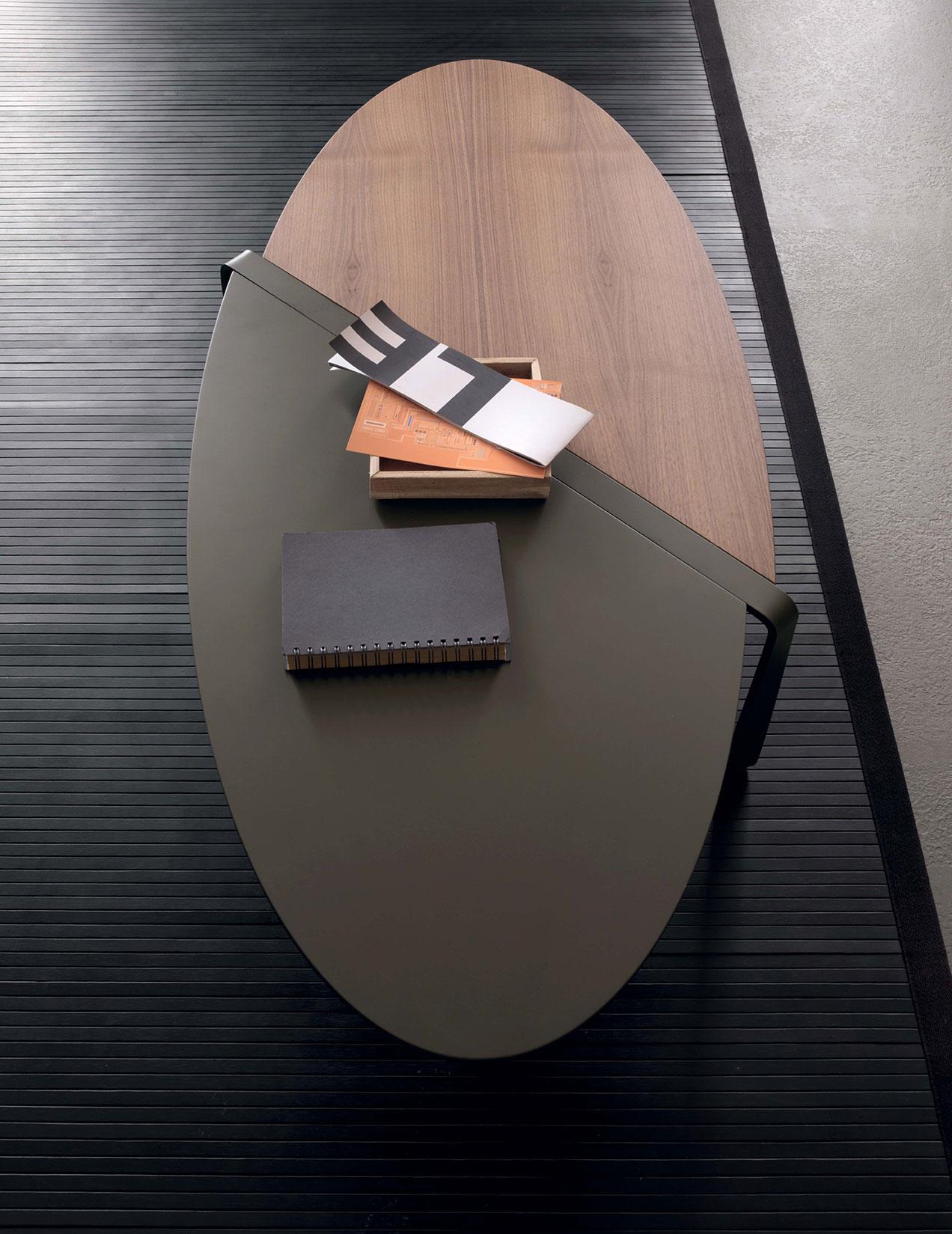 Tavolino da salotto e da ufficio in metallo e MDF laccati bicolore. Design di Andrea Lucatello. Vendita online e consegna a domicilio gratuita.