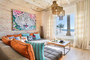 San Sebastian Sitges Barcellona Spagna. Casa indipendente su due livelli. Sedute Patchwork, divani Insula e Add Look, madia Ottica. Design Luis Sanandres.