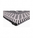 Les tapis d'extérieur de la collection ZOE sont 100 % en polypropylène. Motif géométrique moderne et design, coloris gris. Vente en ligne livraison gratuite