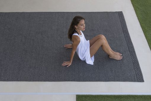 Rectangular outdoor rug in polypropylene fibre. Several sizes and colours. Water-repellent, anti-stain, anti-mould and UV rays resistant. Free home delivery