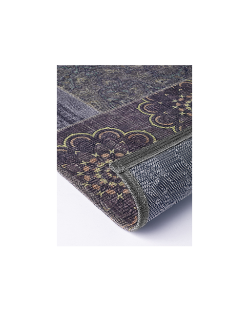 Preziosa come un tappeto, la stuoia rettangolare richiama i motivi delle ceramiche siciliane. Un complemento d'arredo moderno e raffinato. Consegna gratuita