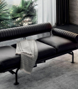 I designer Ammannati e Vitelli hanno creato un divano chaise-longue trasformabile e lussuoso. Acciaio e pelle, meccanismo motorizzato. Consegna gratuita.