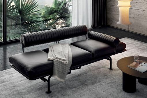 Ultimate is a luxurious Up & Down leather lounge chaise which will re-define the concept of modern comfort. Shop now for leather chaise longues 100% Made in Italy.