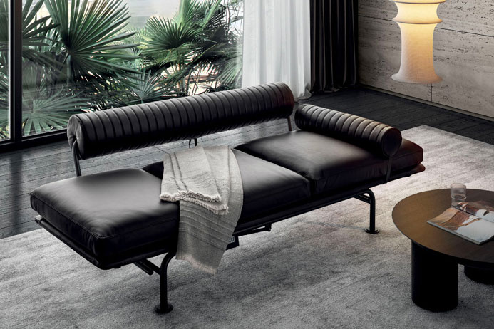 I designer Ammannati e Vitelli hanno creato un divano chaise-longue trasformabile e lussuoso. Acciaio e pelle, meccanismo motorizzato. Consegna gratuita.
